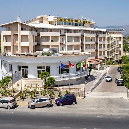 Grand President Hotel 4*